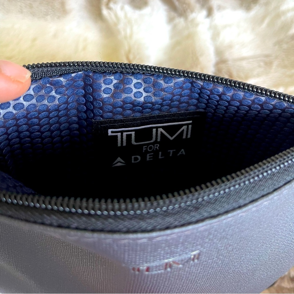 Tumi Travel Pouch comes with everything in pictures.